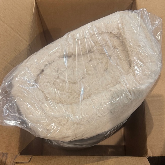Lola Blankets Plush Throw/Blanket/Bondi Beige/Size L/NEW! NIB! SEALED! Serene!!! - Picture 15 of 16